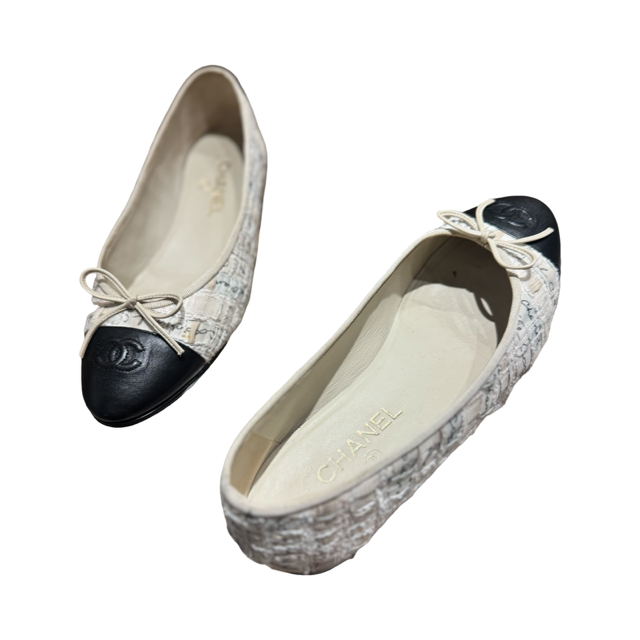 Chanel White and Black CC Logo Ballet Flats Size 39